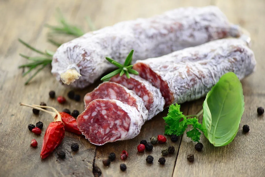 Сырокопченые и сыровяленые колбасы — как обеспечить яркий вкус и направленную ферментацию мясного сырья в условиях интенсивного производства